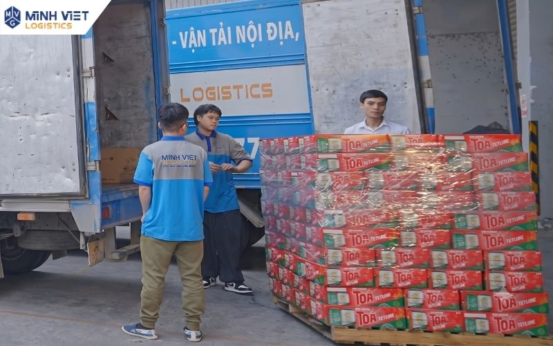 Hàng hóa được bốc xếp và sắp xếp an toàn trên pallet